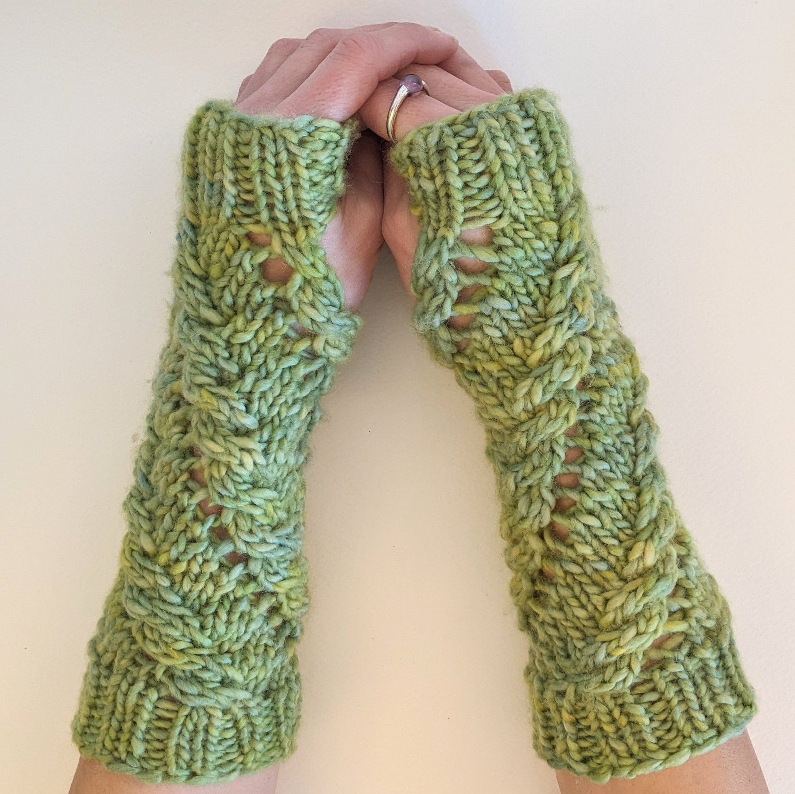 TwistMeRound wristwarmers bulky weight pattern
