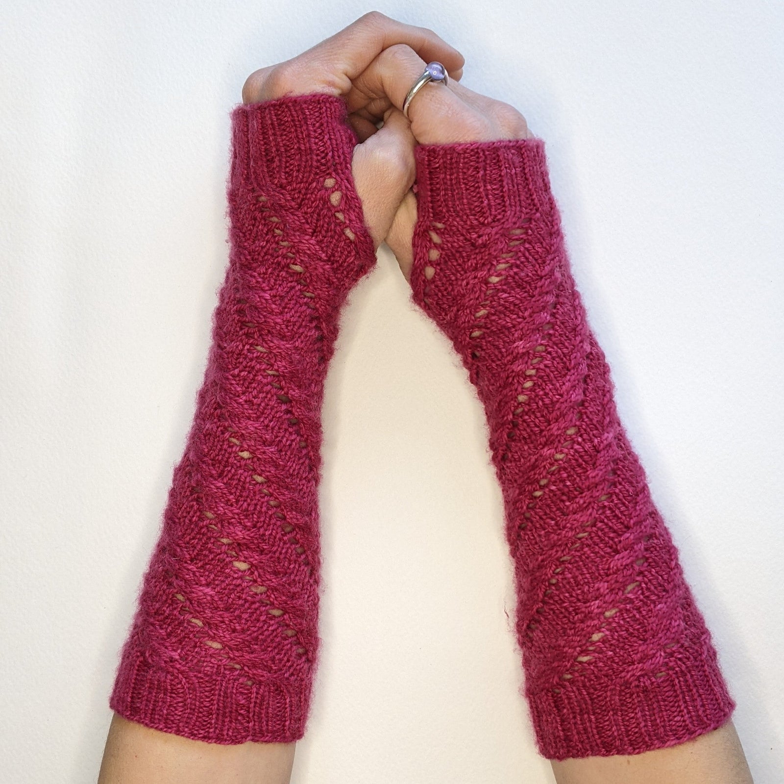 TwistMeRound wristwarmers Fingering weight pattern